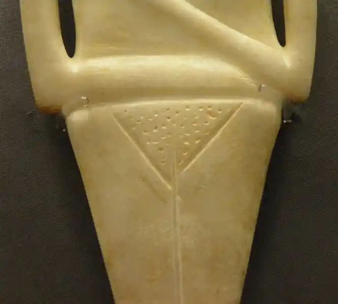 Marble figurine of a woman, pubic triangle